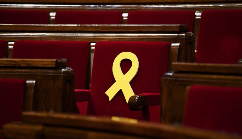 Lazo amarillo en el asiento del Parlament de uno de los encarcelados