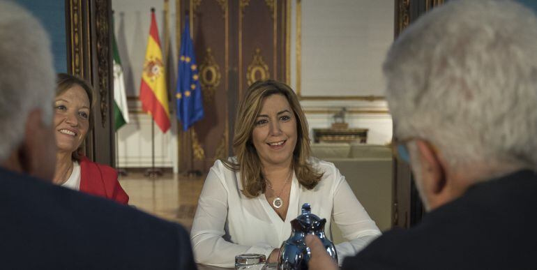  La presidenta de la Junta, Susana Díaz, y la consejera de Agricultura, Carmen Ortiz (i), junto a los representantes de las organizaciones agrarias ASAJA, COAG, UPA y Cooperativas agroalimentarias,