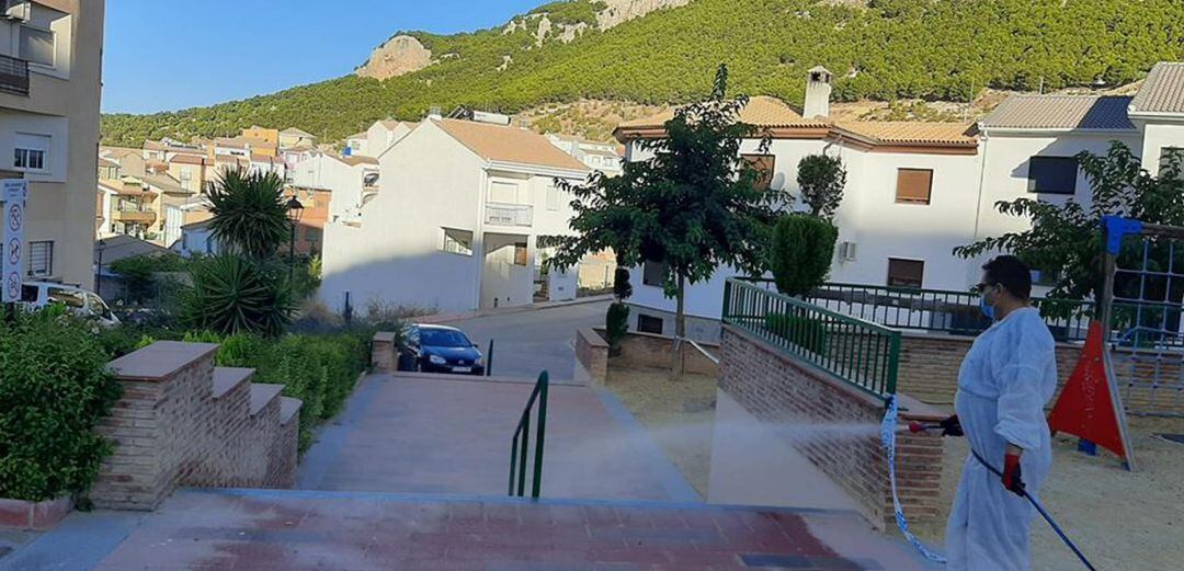 Un operario desinfecta un parque en Pegalajar.