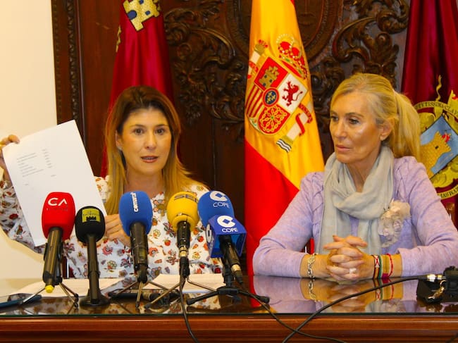 Rosa María Medina, portavoz del equipo de Gobierno y Carmen Menduiña, teniente alcalde de Lorca