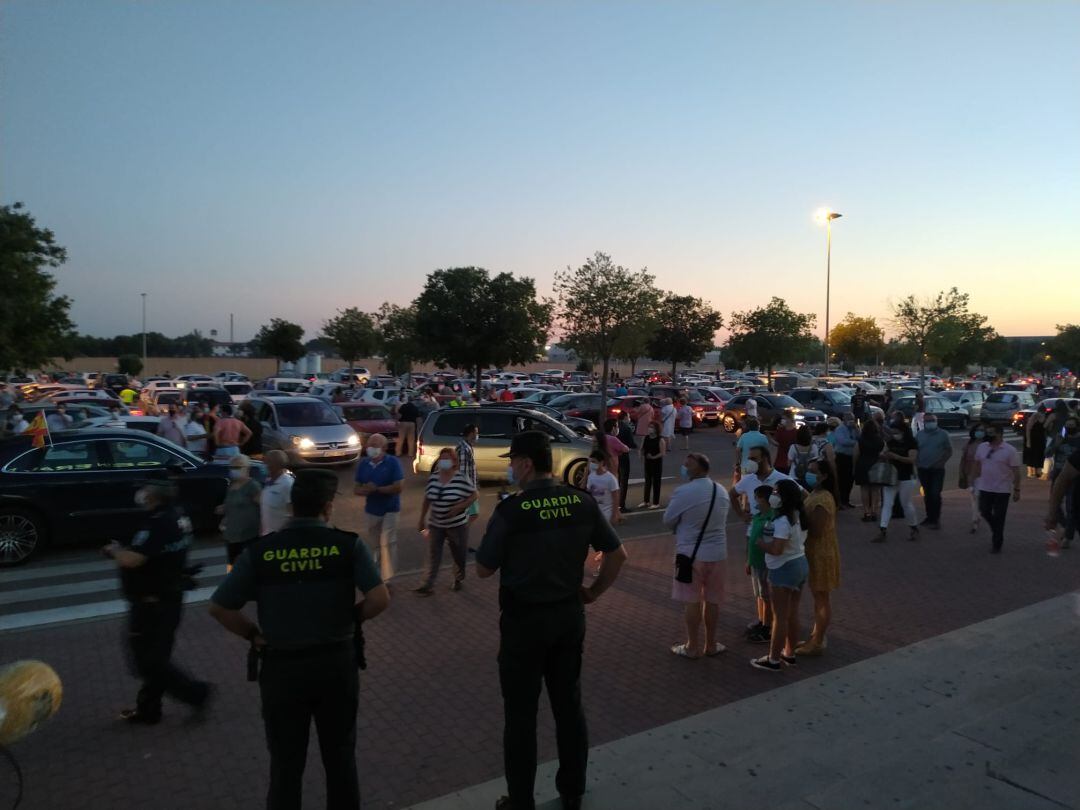 Coches llegando al parking del Hospital de Tomelloso