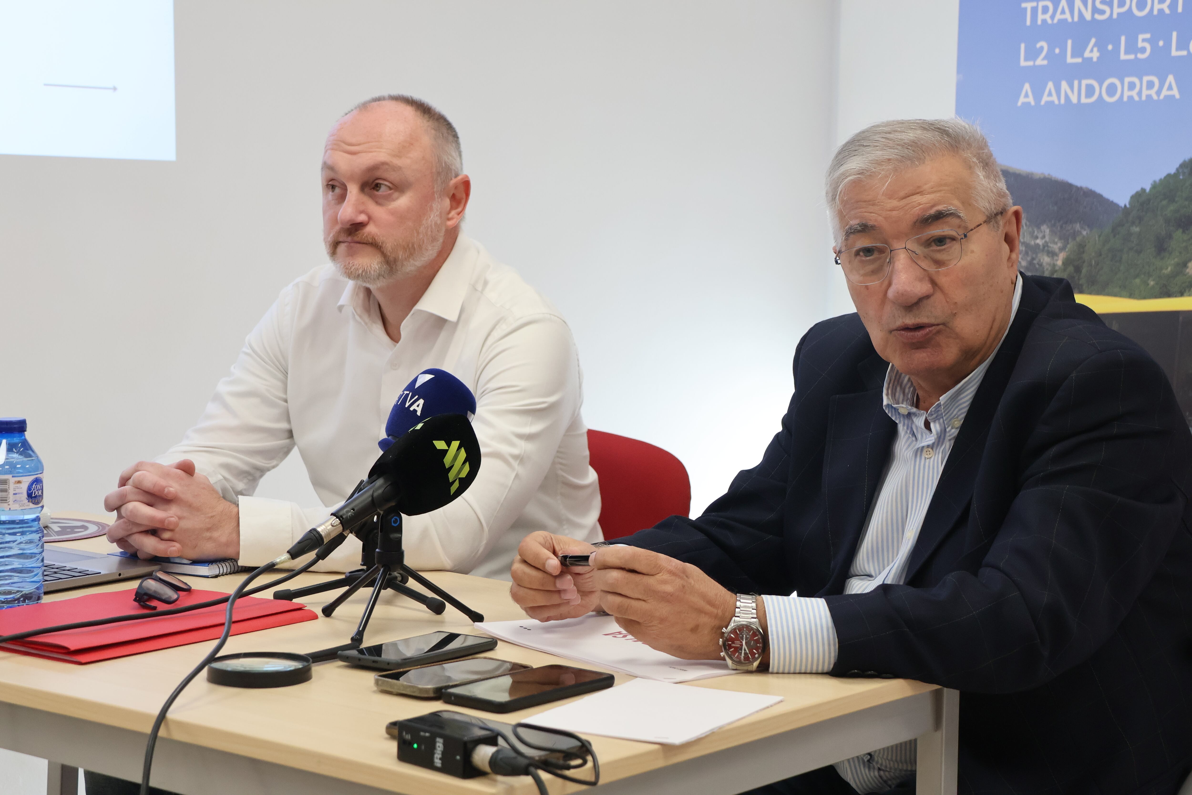 El director de serveis corporatius, Marc Grau, i el gerent de Coopalsa, Gabriel Dallerès, durant la presentació de l&#039;enquesta de satisfacció de les línies de bus