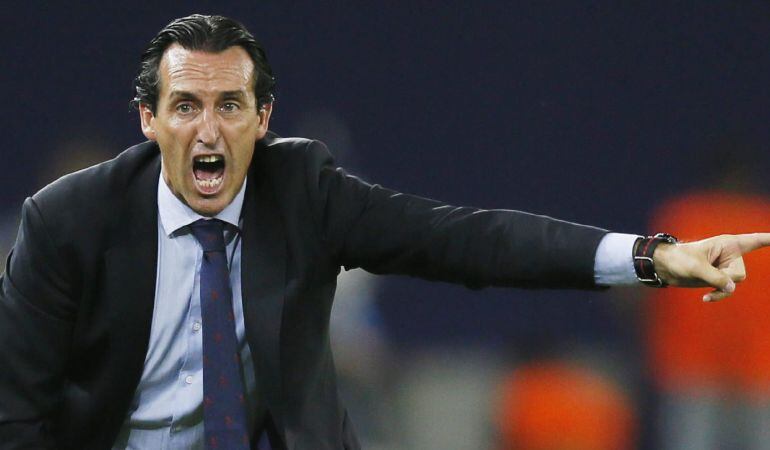 KOC466. TIFLIS (GEORGIA), 11/08/2015.- El director técnico del Sevilla, Unai Emery, da instrucciones a sus jugadores hoy, martes 11 de agosto de 2015, durante del partido entre Barcelona y Sevilla por la Supercopa de la UEFA, en el estadio del Dinamo de Tiflis (Georgia). EFE/Yuri Kochetkov