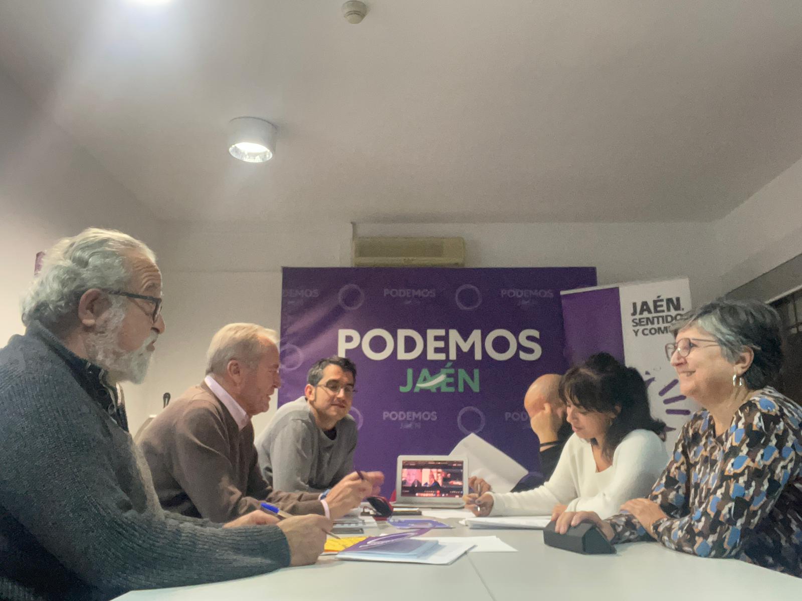 Miembros de Podemos y de Jaén, Sentido y Común durante la reunión mantenida este viernes.