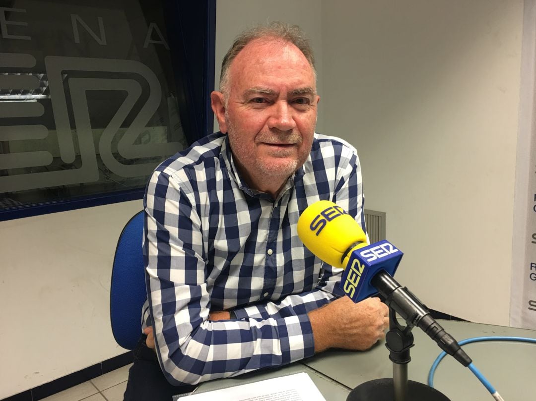 Emili Selfa en los estudios de Radio Gandia Ser.  