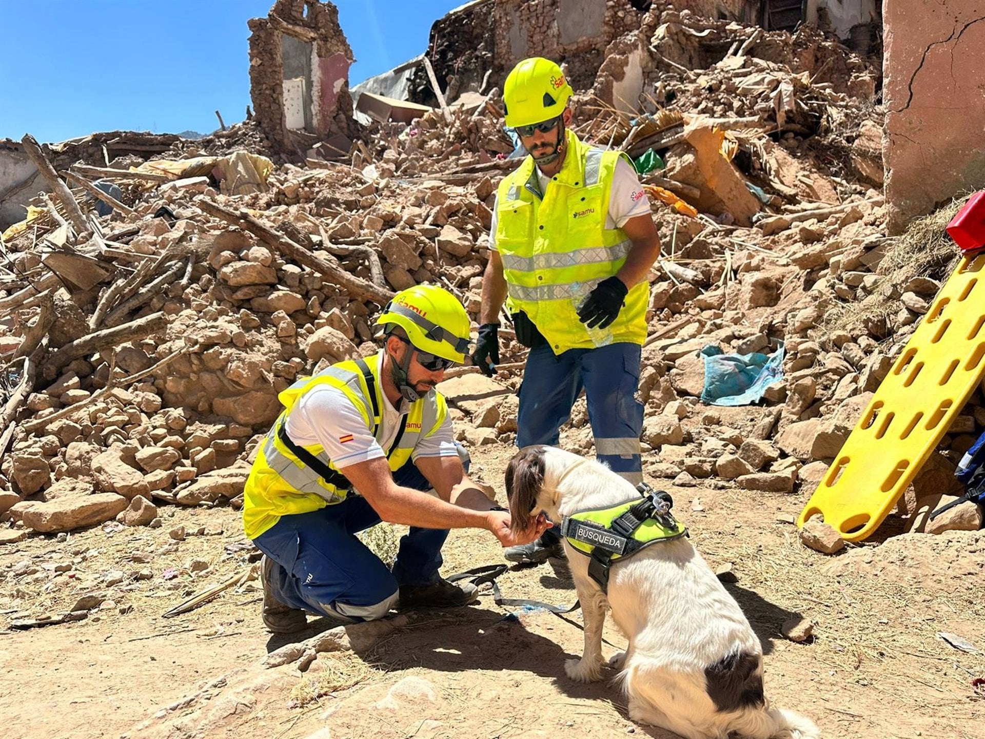 Operativos de SAMU desplegados en Adassil tras el seísmo, con uno de los perros del equipo cinológico