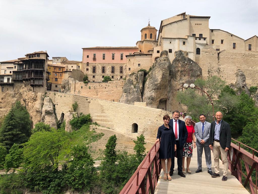 La ministra (i), junto a los representantes de las instituciones de Cuenca