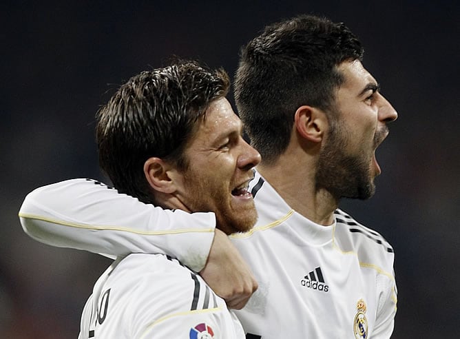 Albiol y Xabi Alonso celebran un gol