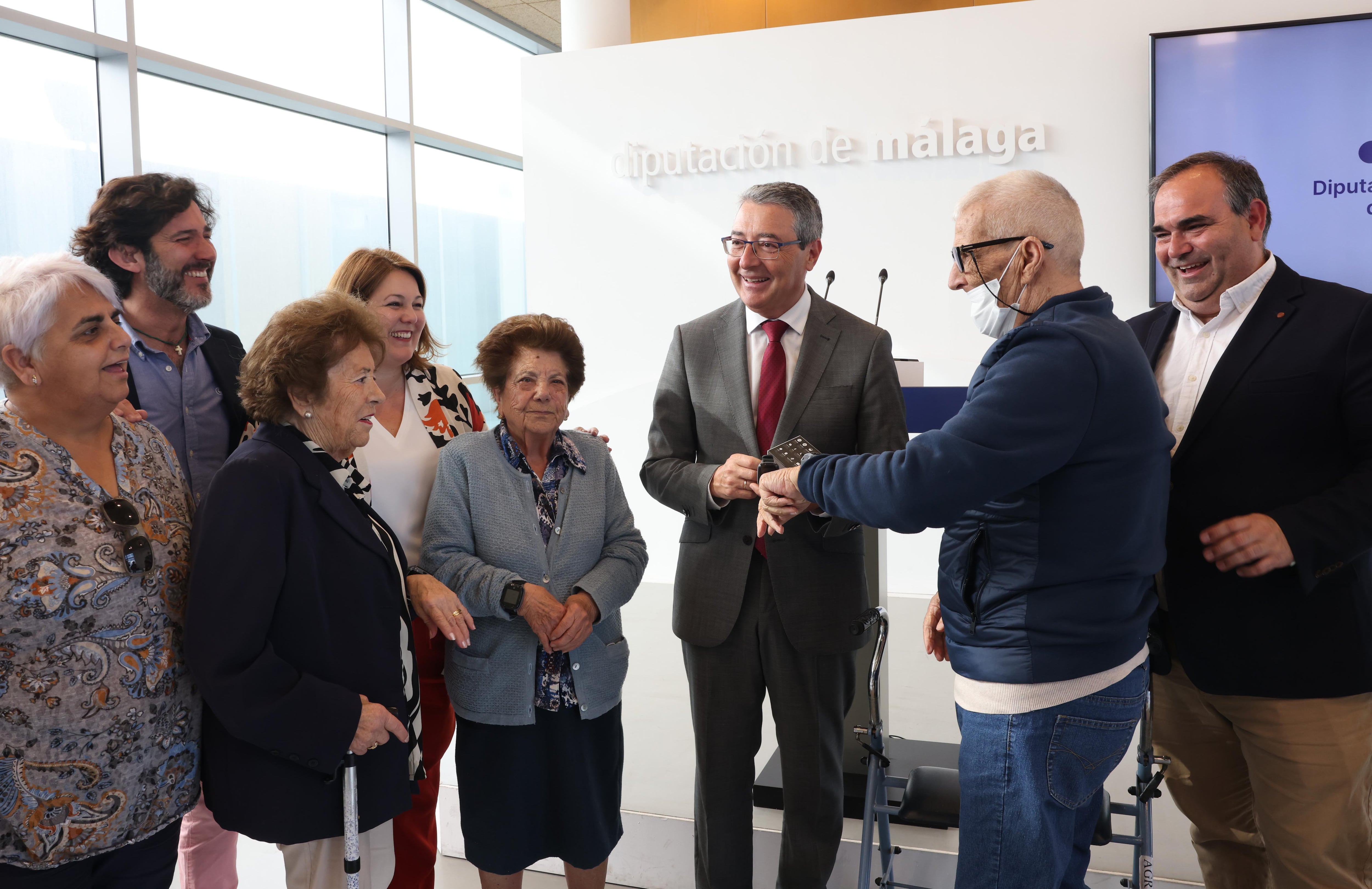 El presidente de la Diputación de Málaga, Francisco Salado, ha presentado hoy este proyecto, que se prolongará hasta noviembre y en el que participan 15 personas del Centro de Día de Pizarra, que gestiona la Asociación de Enfermos Familiares de Alzhéimer y Similares de Pizarra (AEFAS).