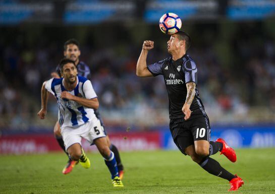 James Rodríguez controla el balón con la cabeza en Anoeta