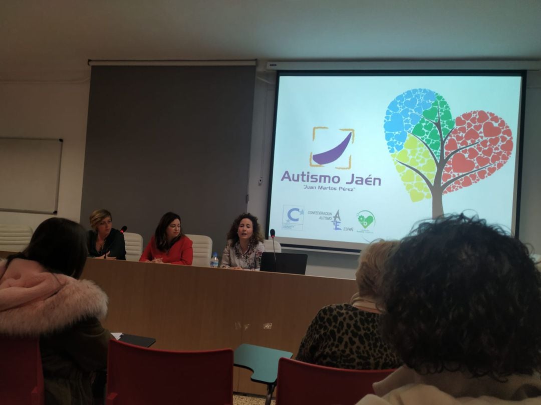 Momento de la charla sobre el Autismo, con intervenciones de AnaParras, Belén PPérez y Juani Vílchez