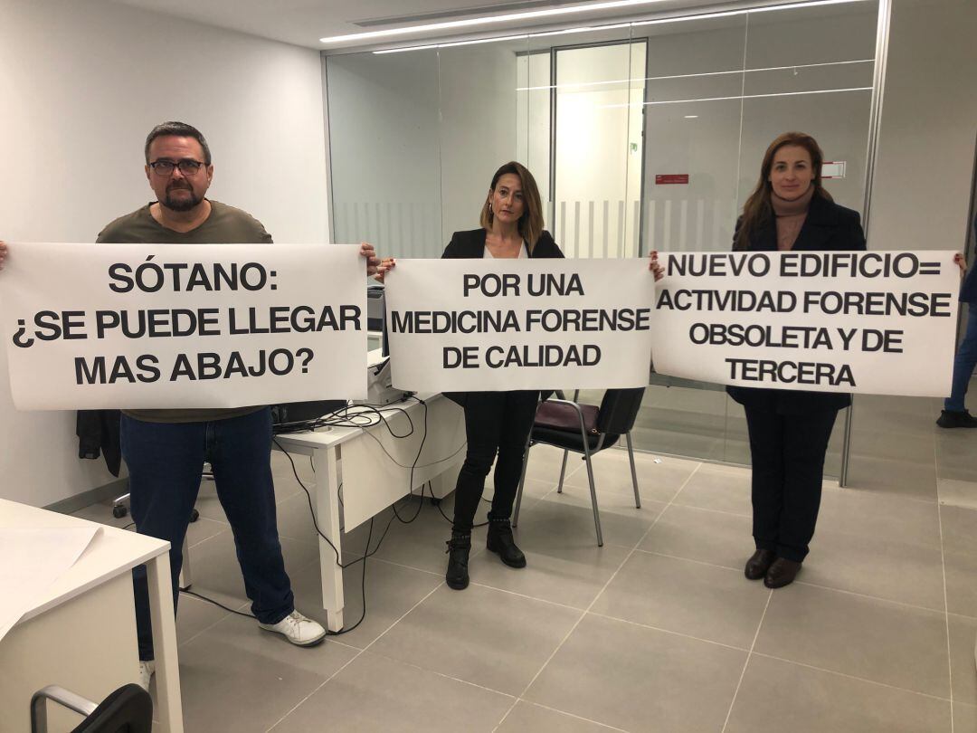 Imagen de los forenses con pancartas de protesta