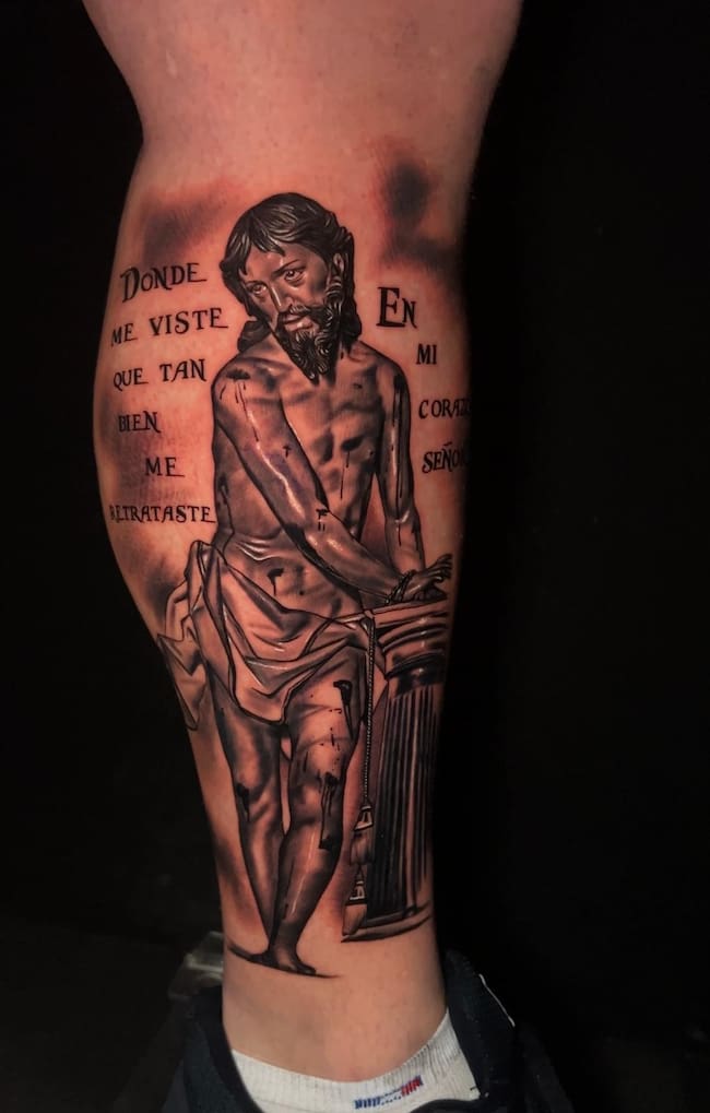 Fernando Tejedor muestra su tatuaje del Cristo Atado a la Columna