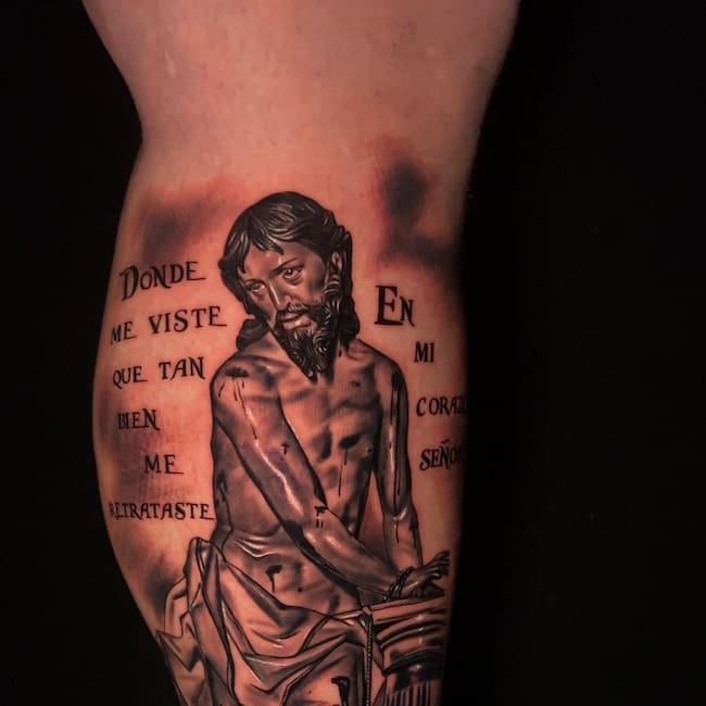 Fernando Tejedor muestra su tatuaje del Cristo Atado a la Columna