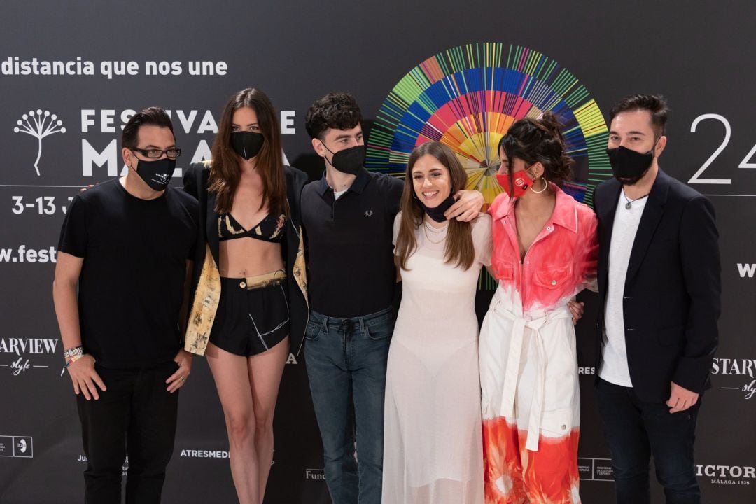 (De izq a dcha) Productor José Ramón del Río, actores, Maria Hervás, Álex Monner, Maria Salas, y Carolina Yuste, junto al productor Kiko Martínez, posan en el hotel Miramar de Málaga durante la presentación de la película &#039;El cover&#039;