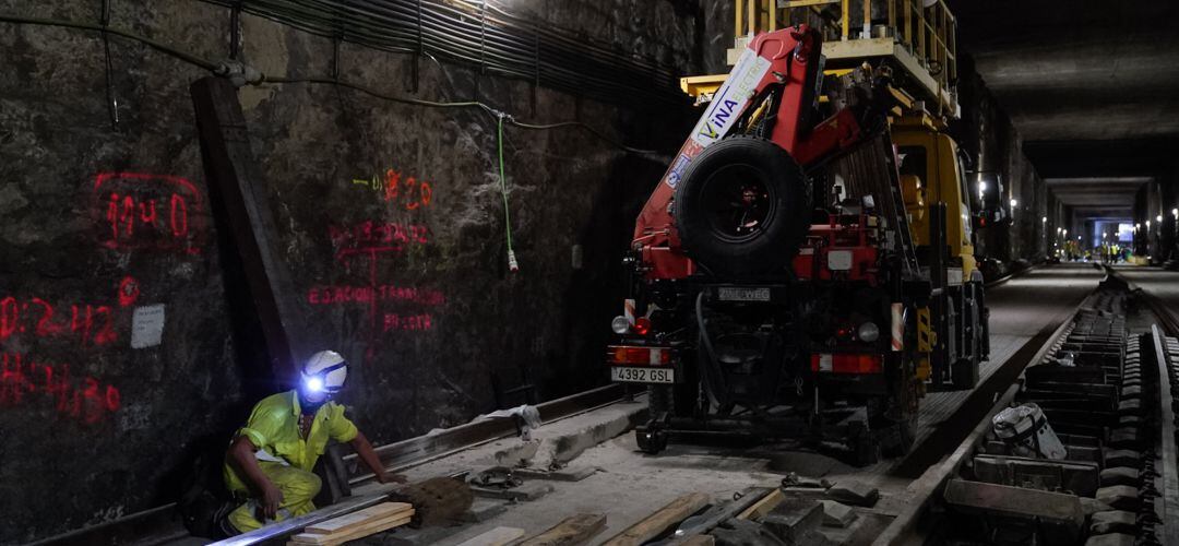 Trabajadores durante las obras de renovación del túnel de Getafe, en la línea C4 de Cercanías Madrid