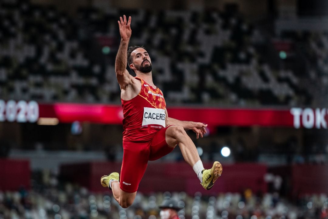 Eusebio Cáceres en la semifinal olímpica de salto de longitud