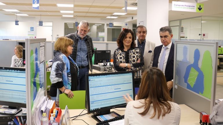 La consjera Artolazabal y su equipo visitan una oficina de Lanbide