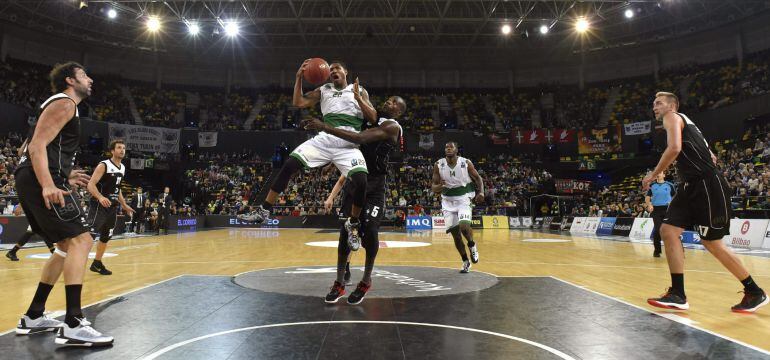 GRA490 BILBAO, 14/10/2015.- El pívot del Dominion Bilbao Basket Shawn James (d) comete falta sobre Gerald Robinson, del JSF Nanterre, durante el partido correpondiente a la primera jornada de la fase regular de la Eurocopa que disputan en el Bilbao Arena (Miribilla). EFE/MIGUEL TOÑA