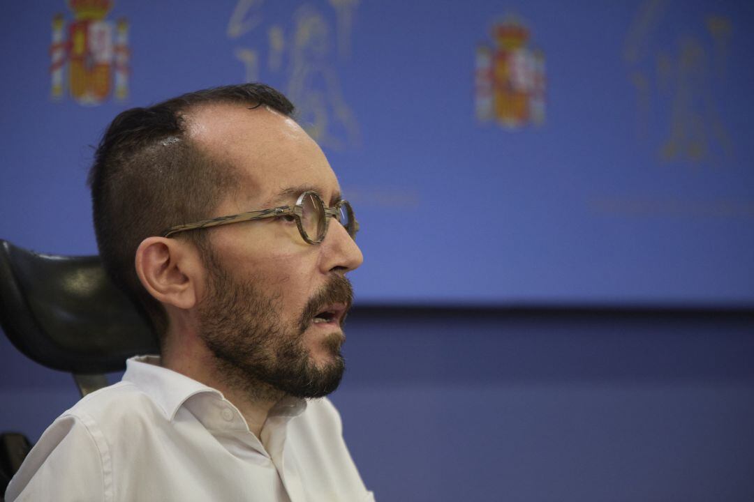 El portavoz de Unidas Podemos en el Congreso, Pablo Echenique, interviene en una rueda de prensa anterior a una Junta de Portavoces, a 8 de junio de 2021, en la Sala Constitucional del Congreso de los Diputados