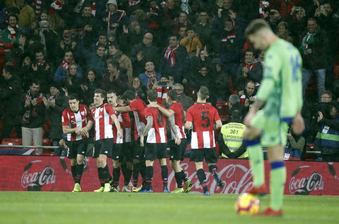 Lo jugadores del Athletic de Bilbao celebran el gol ante el Real Betis, durante el partido de Liga en Primera División que se disputa este domingo en el estadio de San Mamés, en Bilbao. 