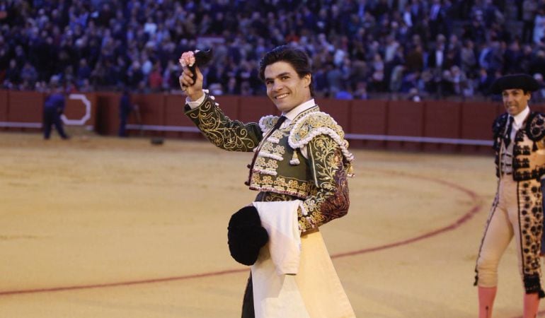 Pablo Aguado pasea la oreja que cortó al sexto de la tarde