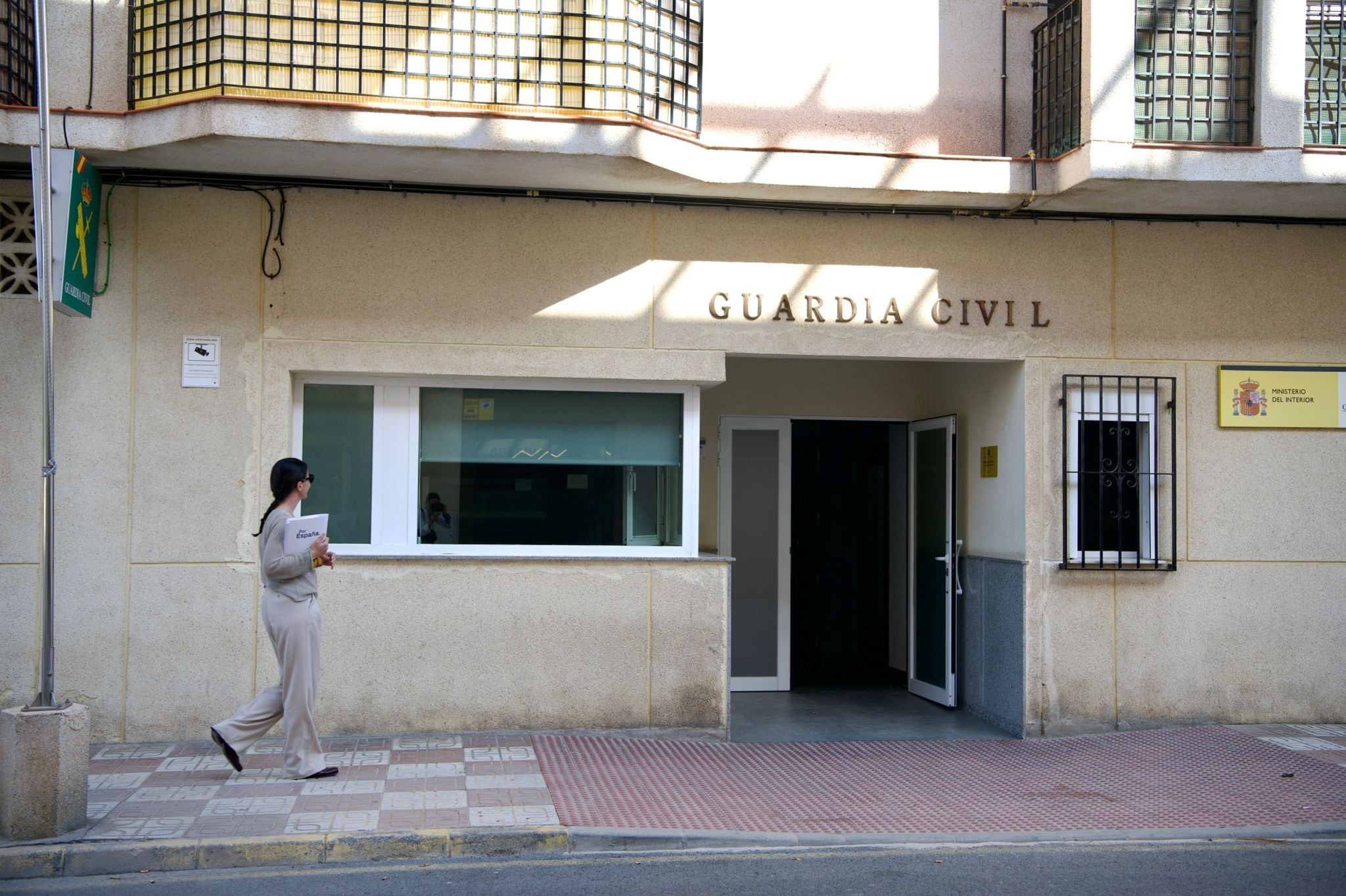 Macarena Olona yendo a denunciar a la alcaldesa de Salobreña.