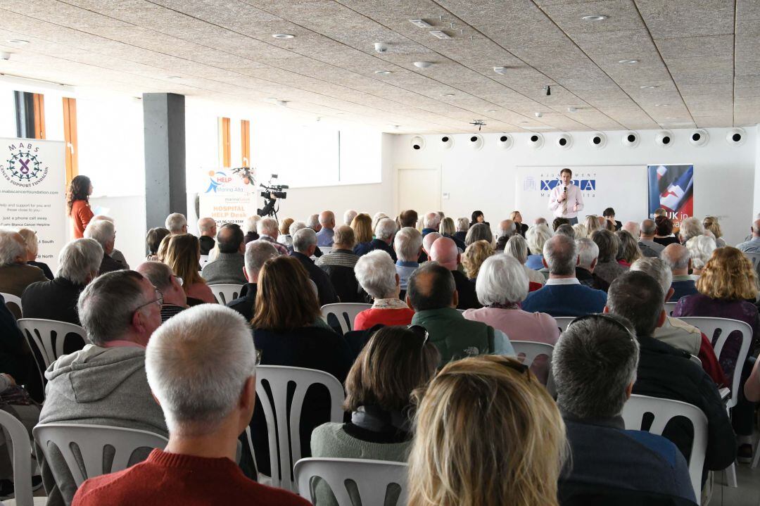 Más de 100 personas acudían al encuentro con el embajador británico, Hugh Elliott.