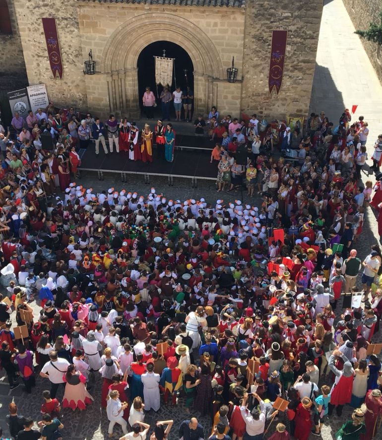 Escolares y autoridades en la inauguración de las I Fiestas del Renacimiento de Baeza