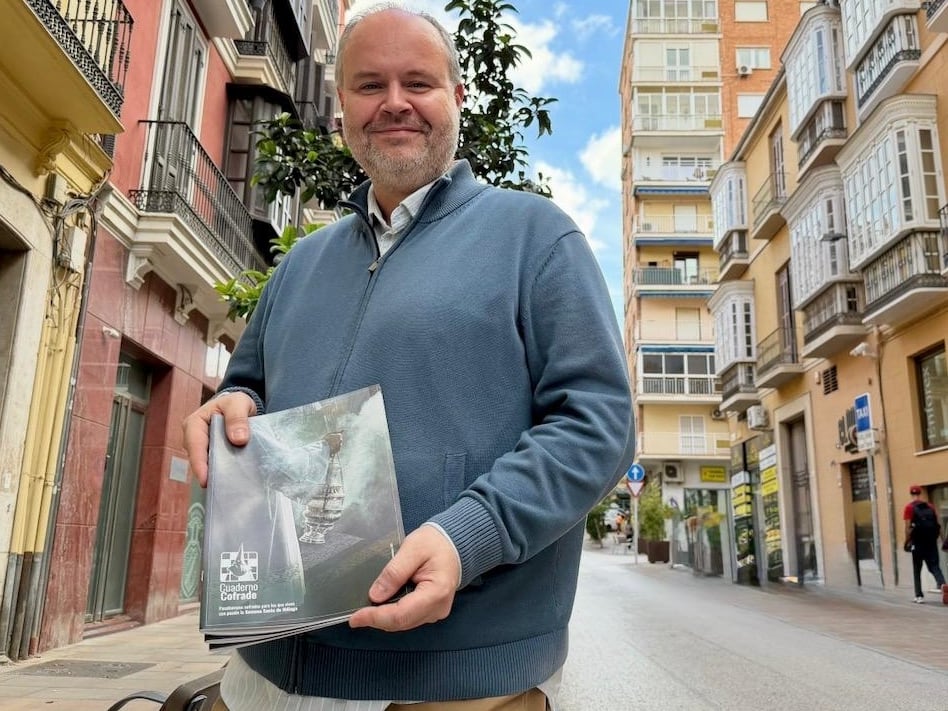 El creador de Cuaderno Cofrade de Málaga en la calle Carretería del Centro Histórico