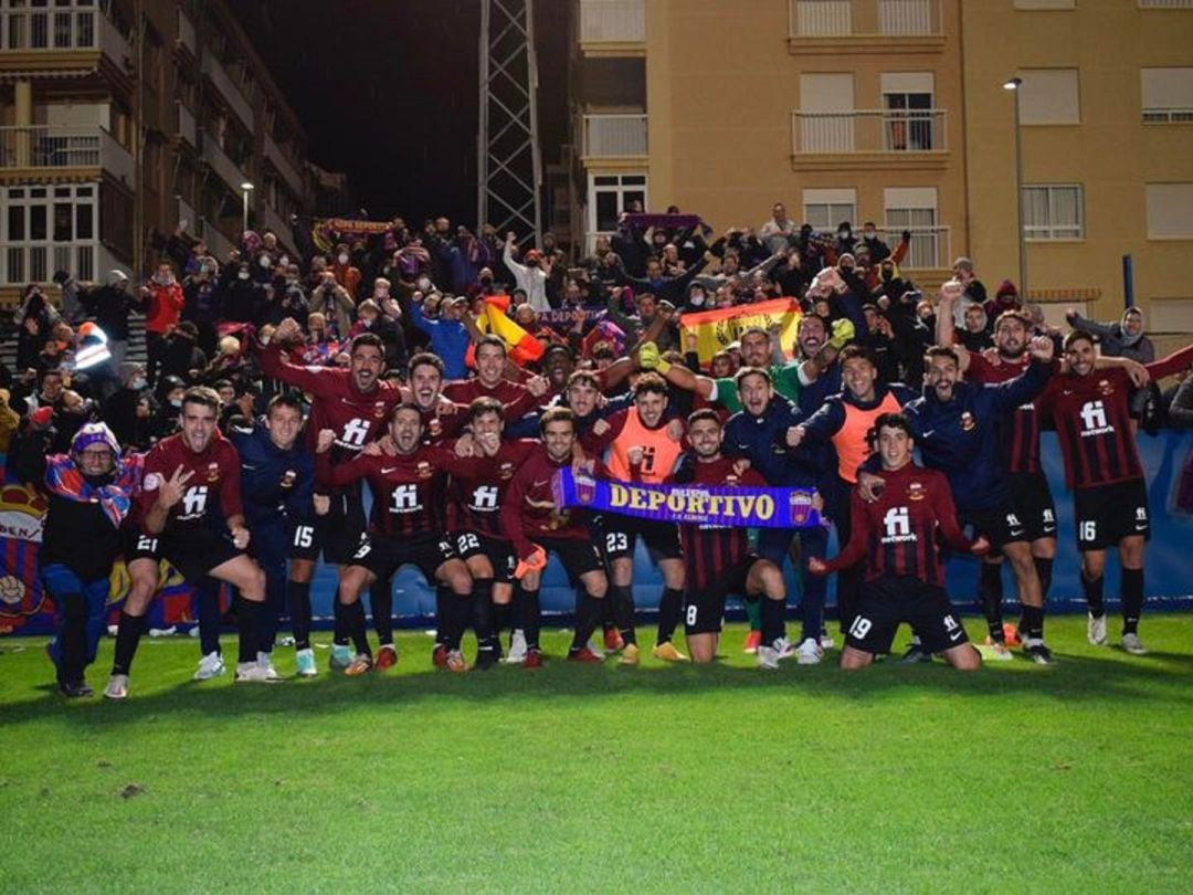 Los jugadores celebraron la victoria con la afición desplazada a Águilas