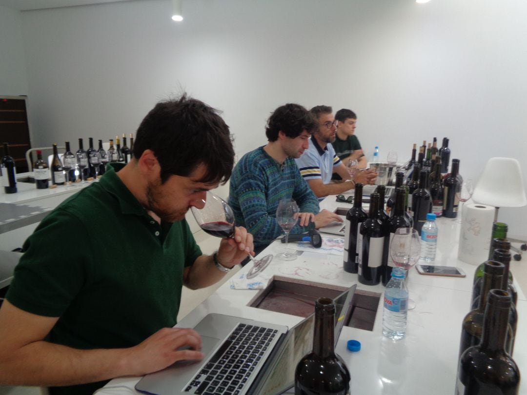 El equipo de cata de la Guía Peñín realiza su trabajo en la sede del Consejo Regulador RIbera del Duero 