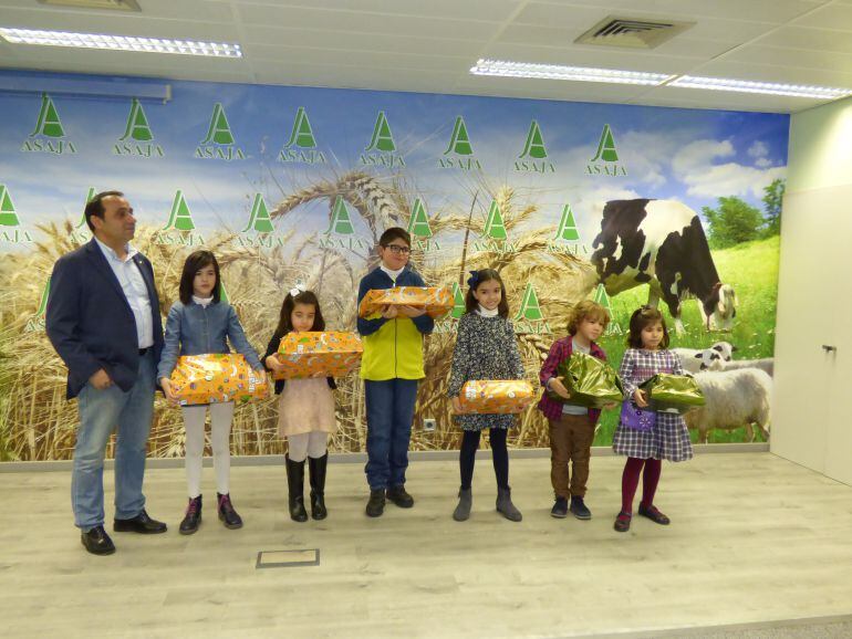Entrega de premios a los niños