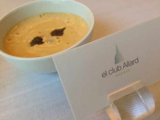 El primer aperitivo de El Club Allard es una tarjeta de visita (con mayonesa).