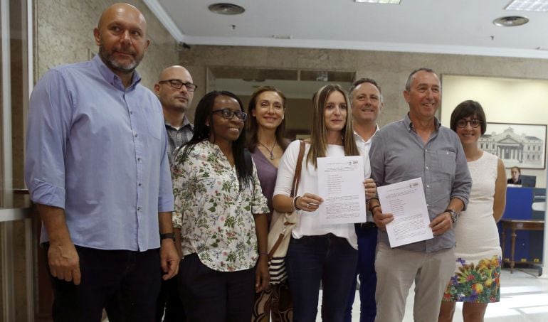 De izda. a dcha. Los diputados de A la Valenciana Ricardo Sixto, Txema Guijarro, Rita Bosaho, Rosana Pastor, Ángela Ballester, Enric Bataller, Joan Baldoví y Marta Sorlí, tras presentar la solicitud de grupo parlamentario, hoy en el registro del Congreso.