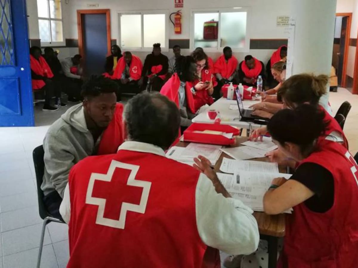 Cruz Roja atiende a 75 inmigrantes en el CN Elcano