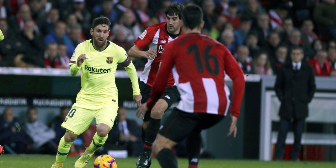 Leo Messi trata de marcharse de un rival durante un partido ante el Athletic Club de Bilbao