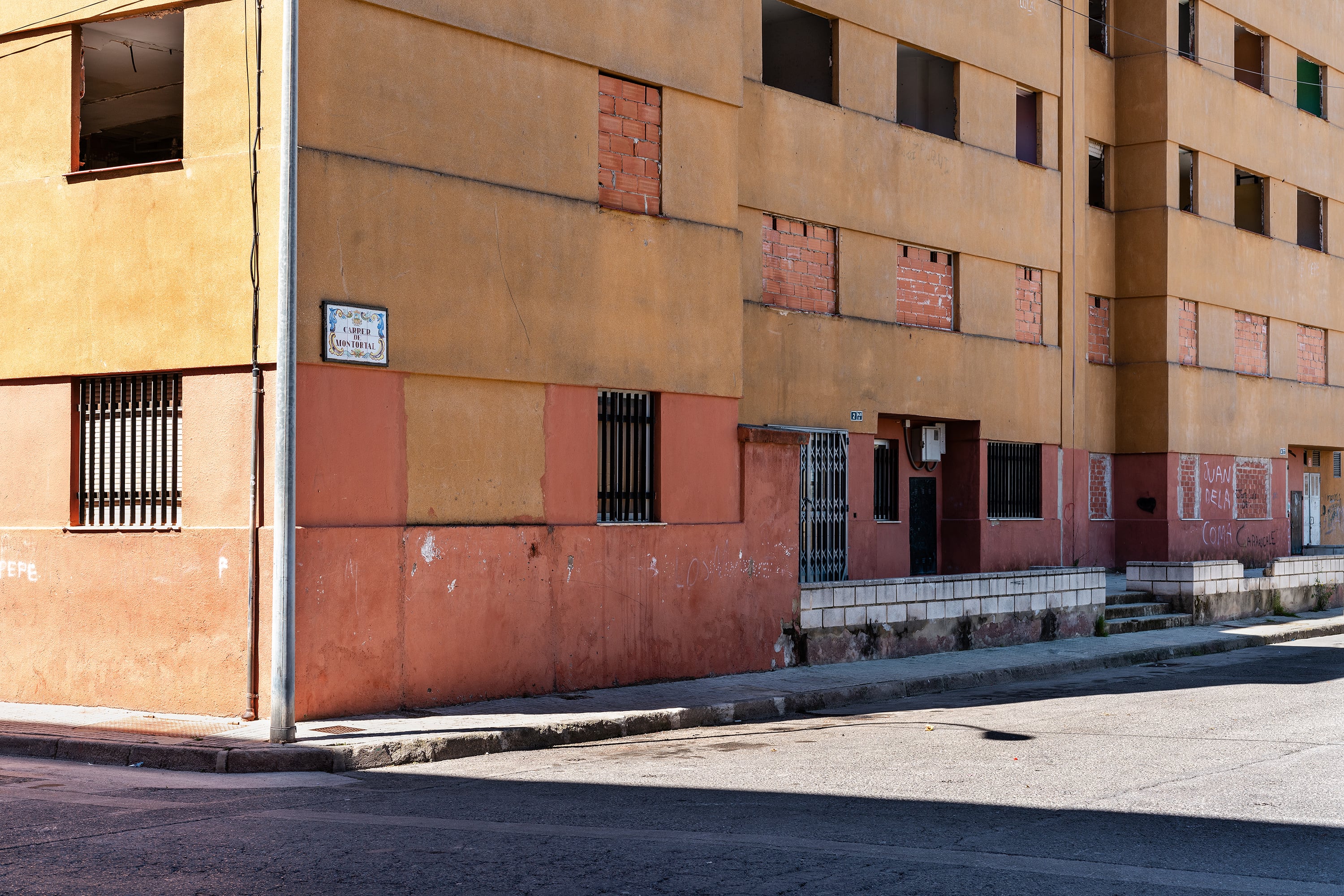 Viviendas públicas en el barrio de El Raval de Algemesí que van a ser derribadas debido a su estado de ruina.