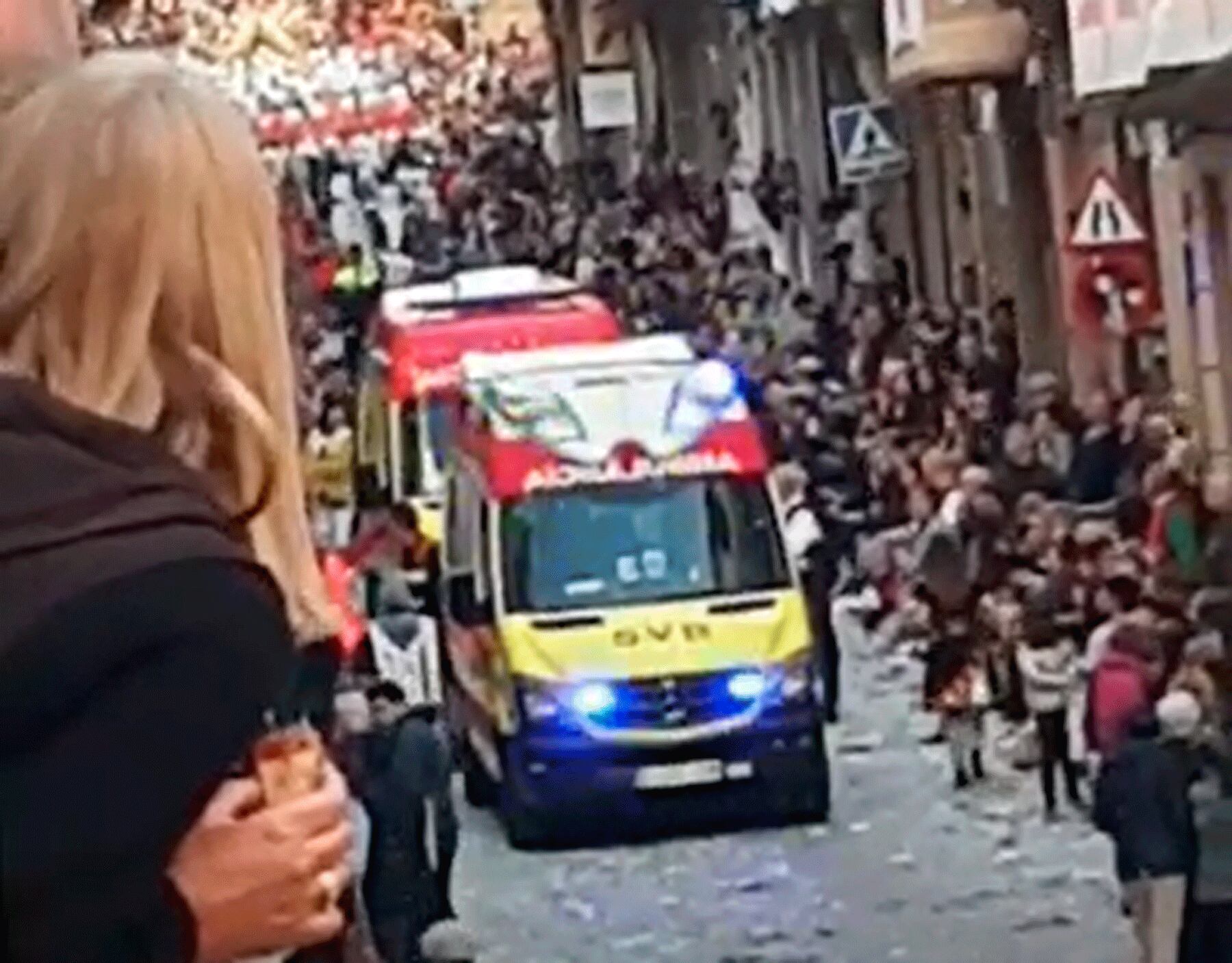 Las ambulancias que se trasladaron a la calle San Nicolás para atender a la persona que sufrió la parada cardíaca.