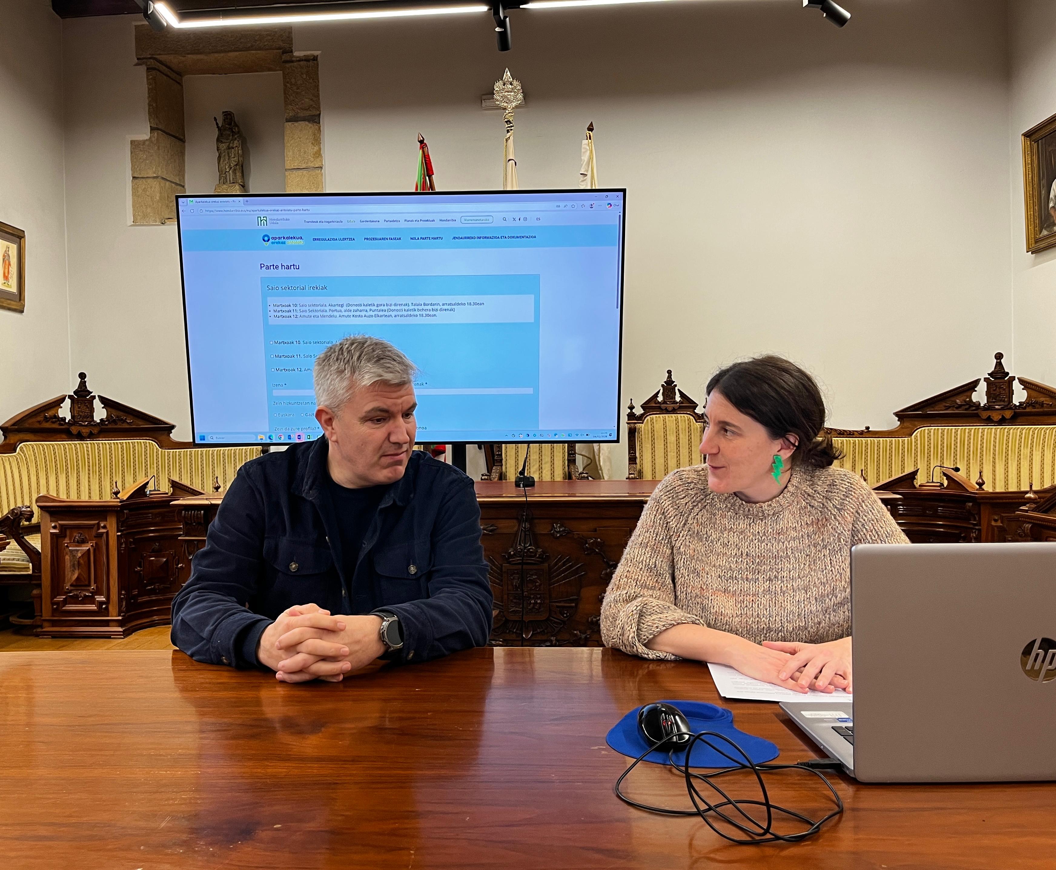 La concejala de Urbanismo, Estitxu Urtizberea junto a Iñaki Vielba, Jefe de la Policía Municipal.