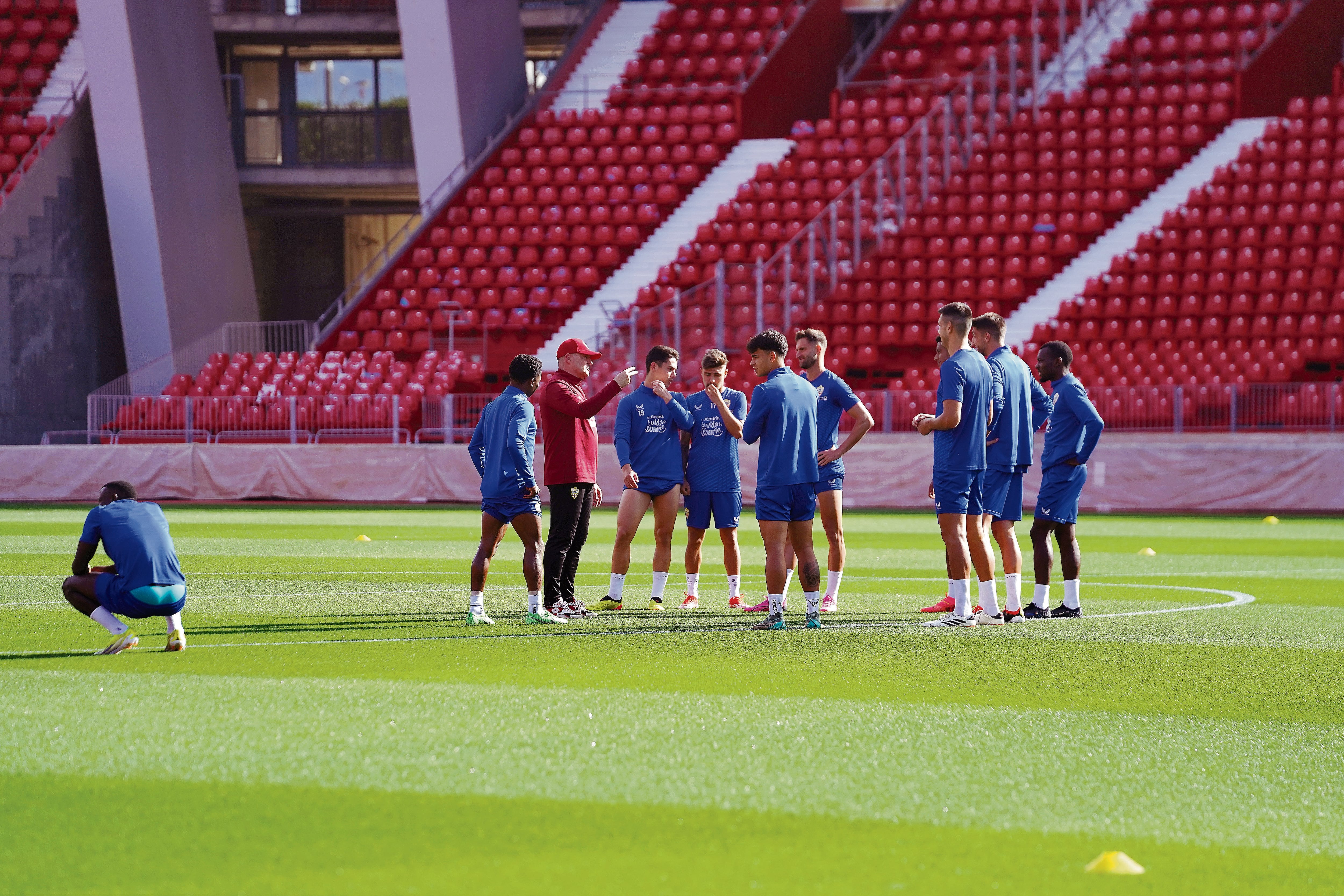 Mel tiene que tomar decisiones importantes aunque ya no haya opciones de permanecer en Primera División.