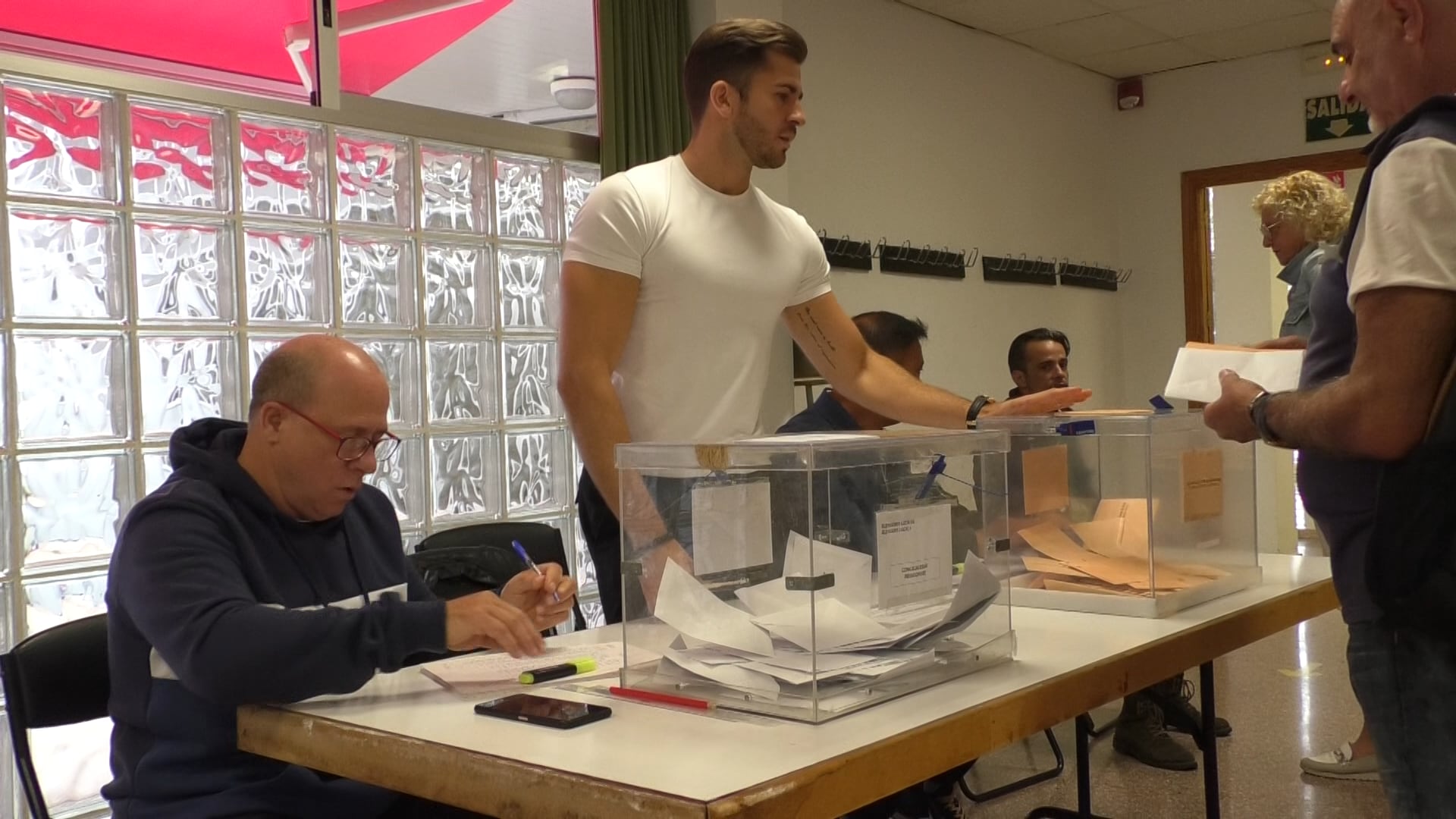 Foto de archivo de una mesa electoral centro social Carrús, en Elche (Alicante)