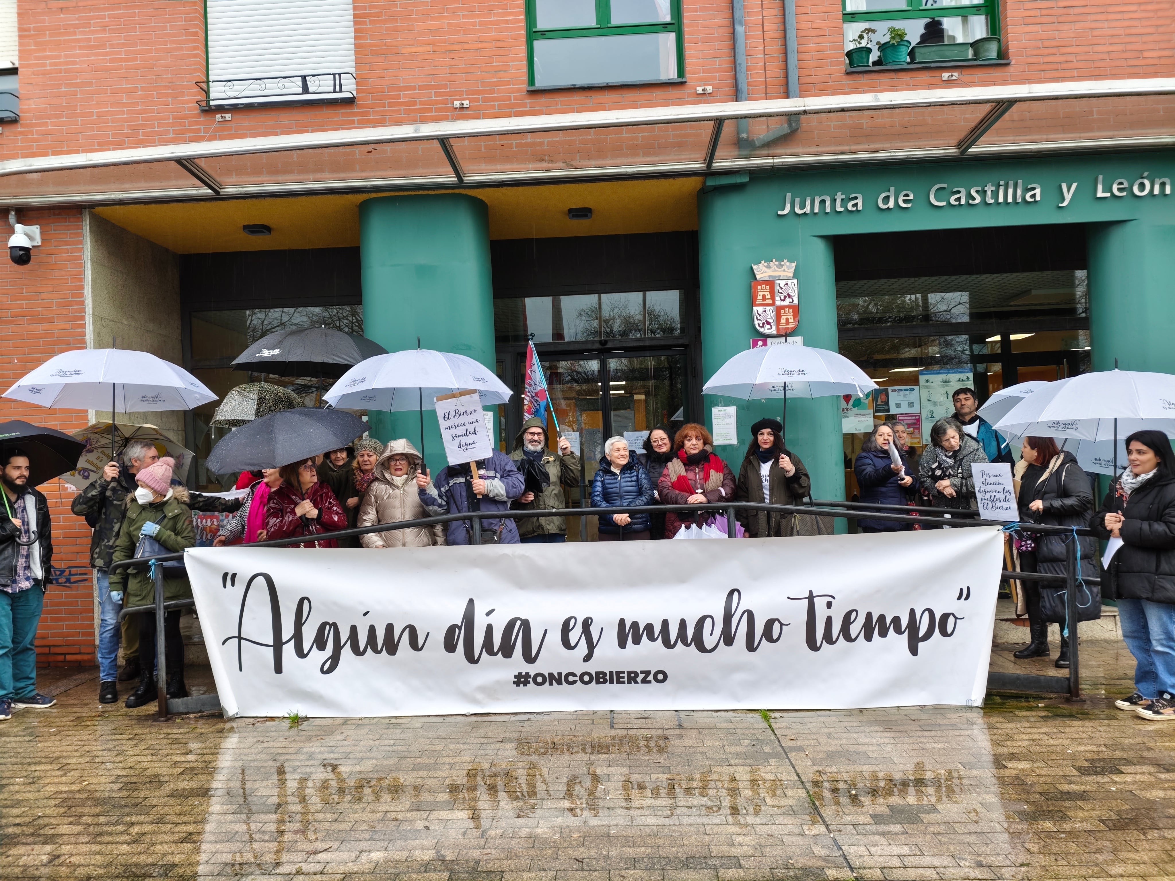 Protesta de Oncobierzo frente a la sede de la Junta en Ponferrada