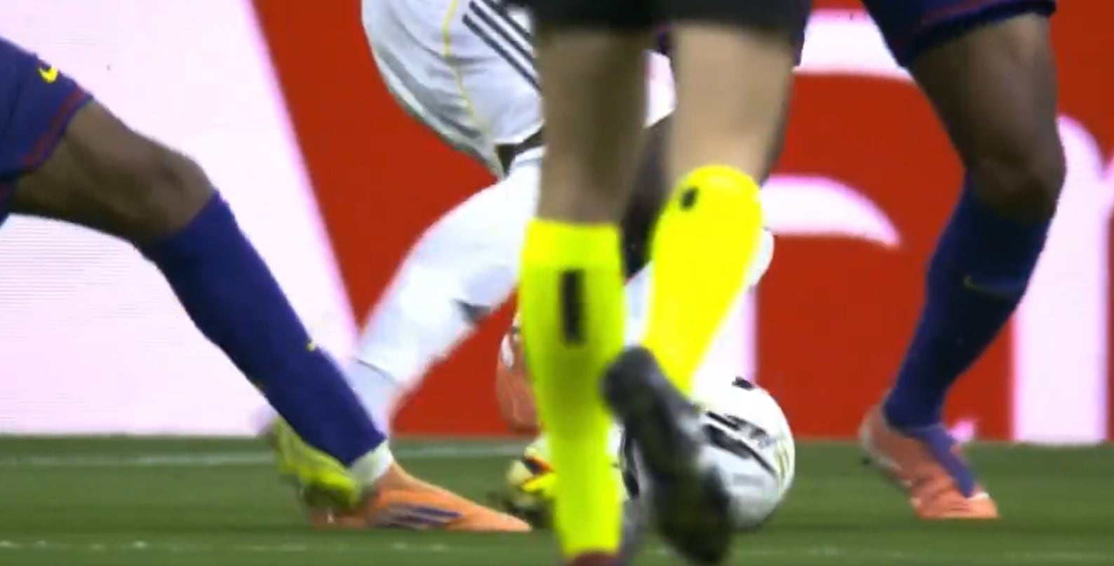 ¿Está bien anulado el penalti de Lamine a Vinicius? Iturralde González resuelve la polémica del Real Madrid - FC Barcelona