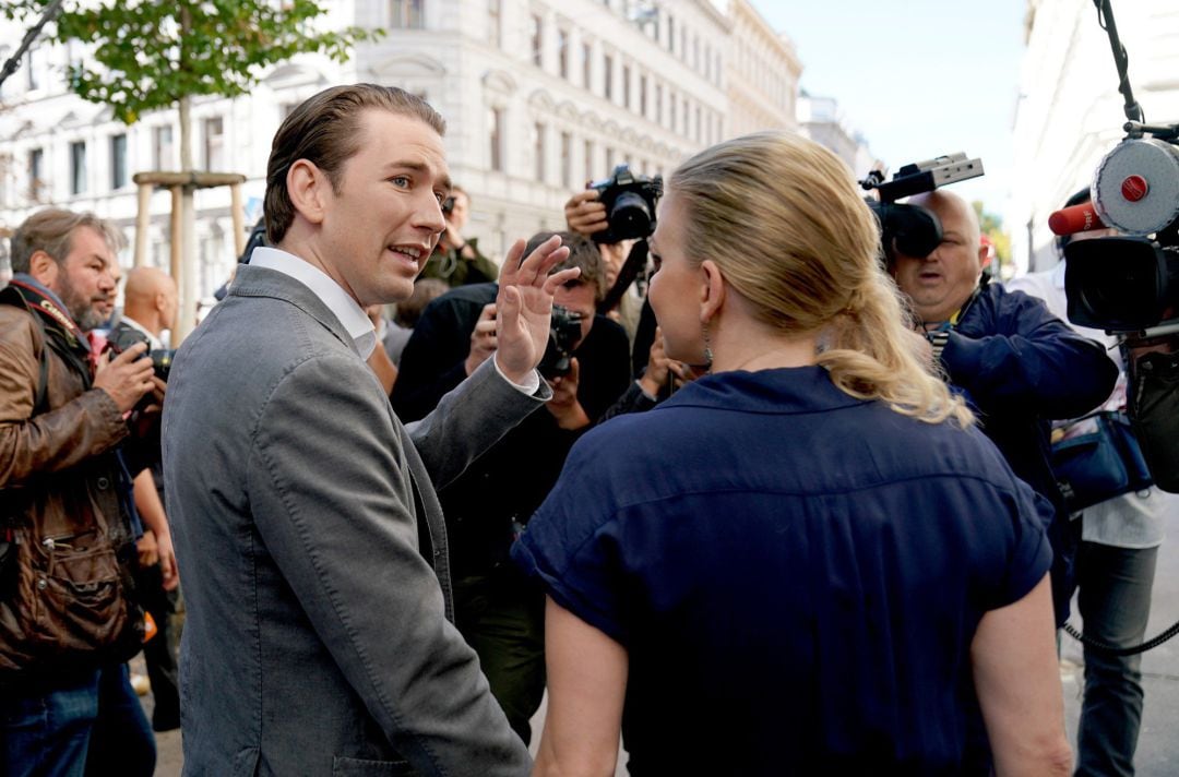 El candidato a la presidencia de Austria, Sebastian Kurz, saluda por la calle