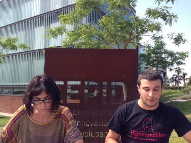 Marta Llorens i Edgar Fernández, de la CUP de Reus, davant l'edifici CEPID al Tecnoparc