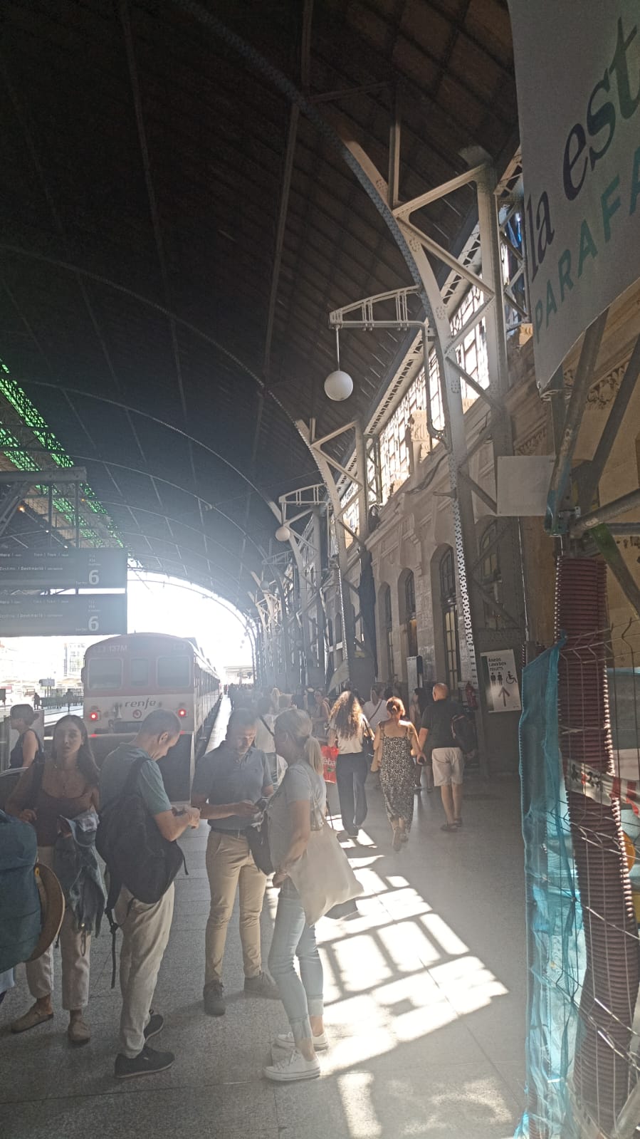 Algunos viajeros afectados esta tarde en València-Nord. Fuente: Radio Xàtiva Cadena SER