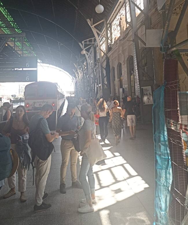 Algunos viajeros afectados esta tarde en València-Nord. Fuente: Radio Xàtiva Cadena SER