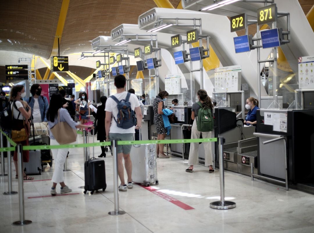 Pasajeros esperan a facturar en la T4 del Aeropuerto Adolfo Suárez Madrid Barajas, en Madrid (España), a 24 de julio de 2020