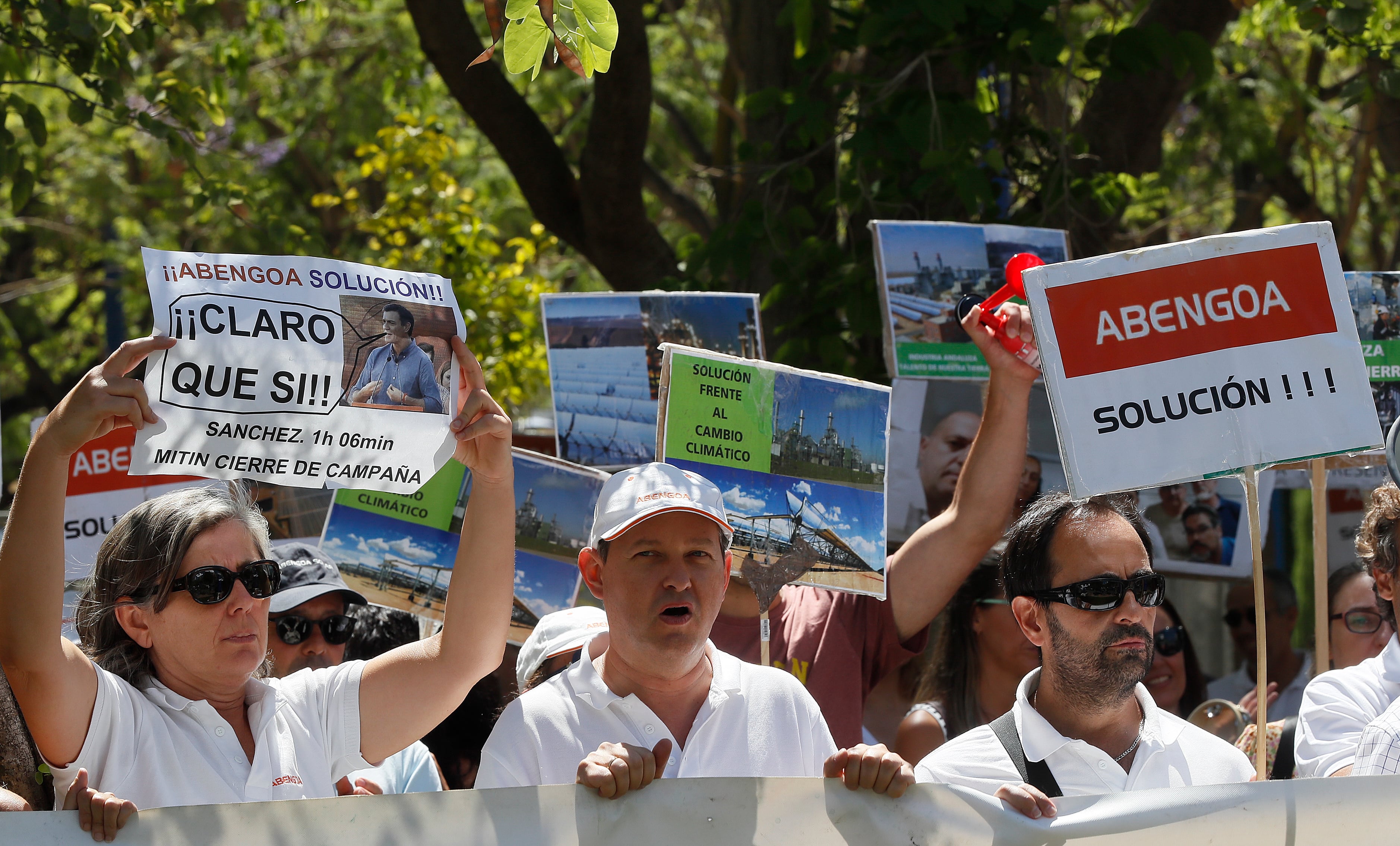 GRAFAND1222. SEVILLA, 30/06/2022.- Los trabajadores de Abengoa durante la protesta realizada hoy jueves ante la consejería de Economía de la Junta de Andalucía en Sevilla, a la espera de la reunión de los consejos de administración de la compañía y de la filial Abenewco para decidir qué vías se adoptan para las diferentes sociedades y para la matriz. EFE/José Manuel Vidal
